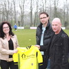 aanbieden nieuwe tenues mini F'jes Geulsche Boys, gesponsord door ViaViela Geulle