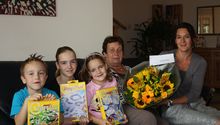 Oppasoma Diny en haar oppaskinderen worden gefeliciteerd