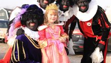 Lief prinsesje omringd door vrolijke Zwarte Pieten